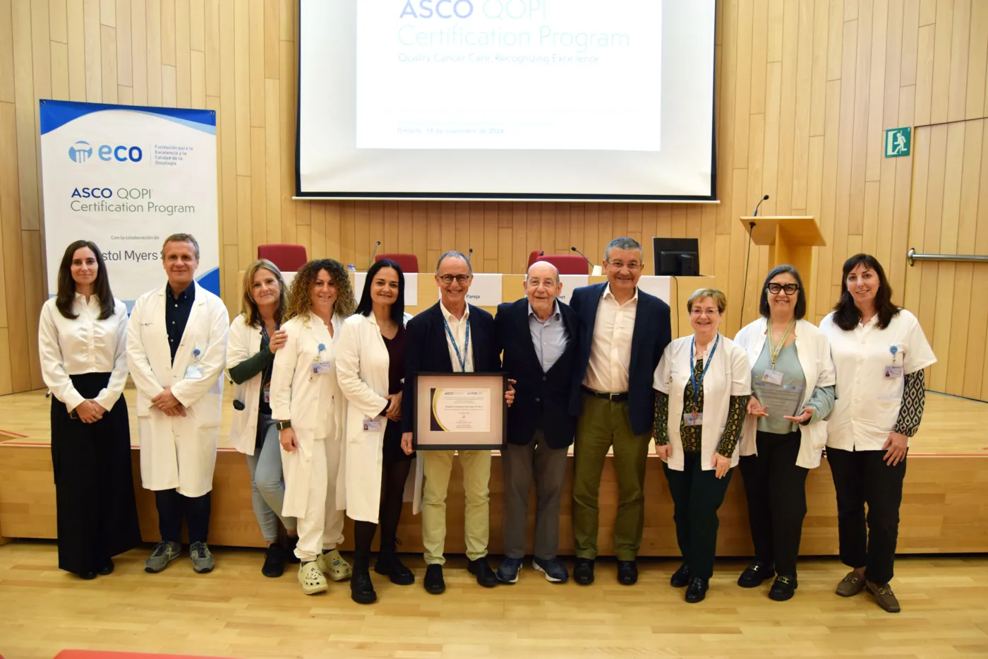 Fotografia de família de l'equip de professionals que ha participat en el procés de certificació