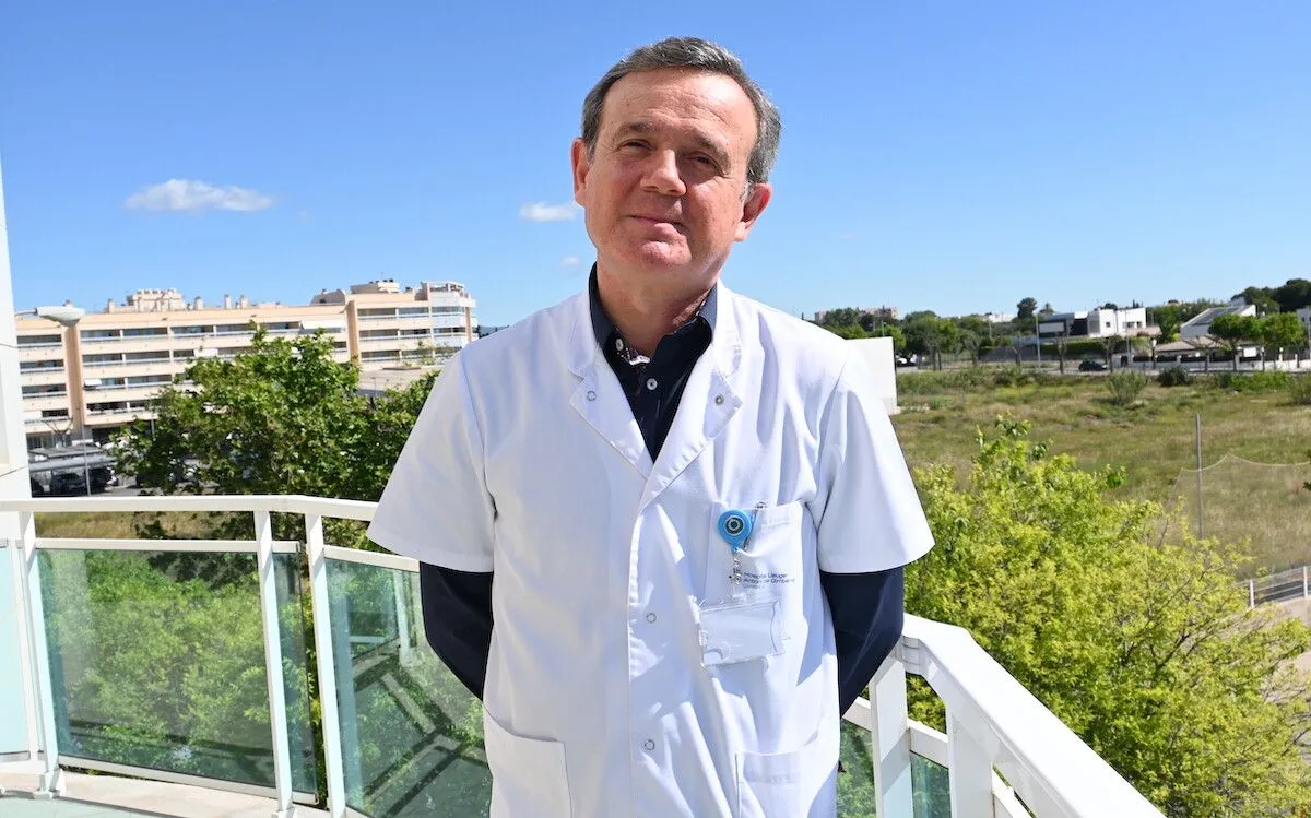El doctor Francesc Margalef a la terrassa de l’Hospital Lleuger Antoni de Gimbernat de Cambrils (Foto: Berta Ruiz)